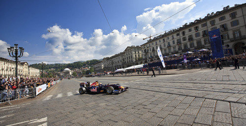 Mucha gente en las calles de Turín para ver a Webber y Alguersuari