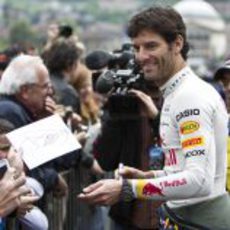 Webber firma autógrafos a los aficionados italianos