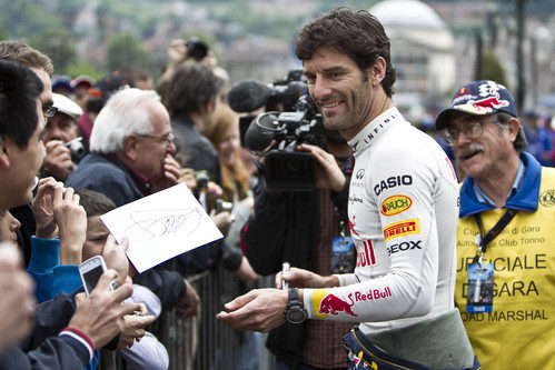Webber firma autógrafos a los aficionados italianos