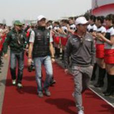 Los pilotos se preparan para el 'dirvers parade' del GP de China 2011