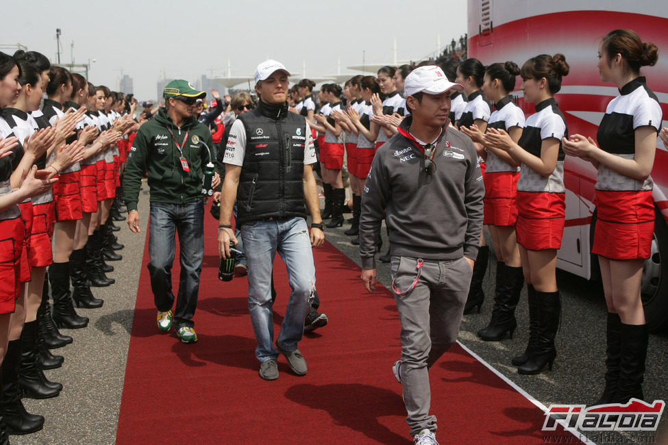 Los pilotos se preparan para el 'dirvers parade' del GP de China 2011