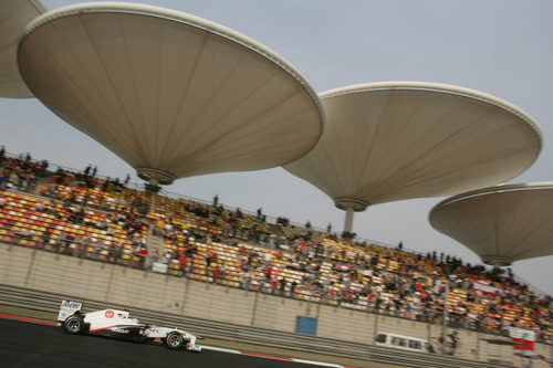 Kobayashi en la recta de atras en el GP de China 2011
