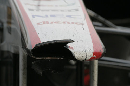 Kobayashi acabó la carrera de China 2011 con el morro roto 