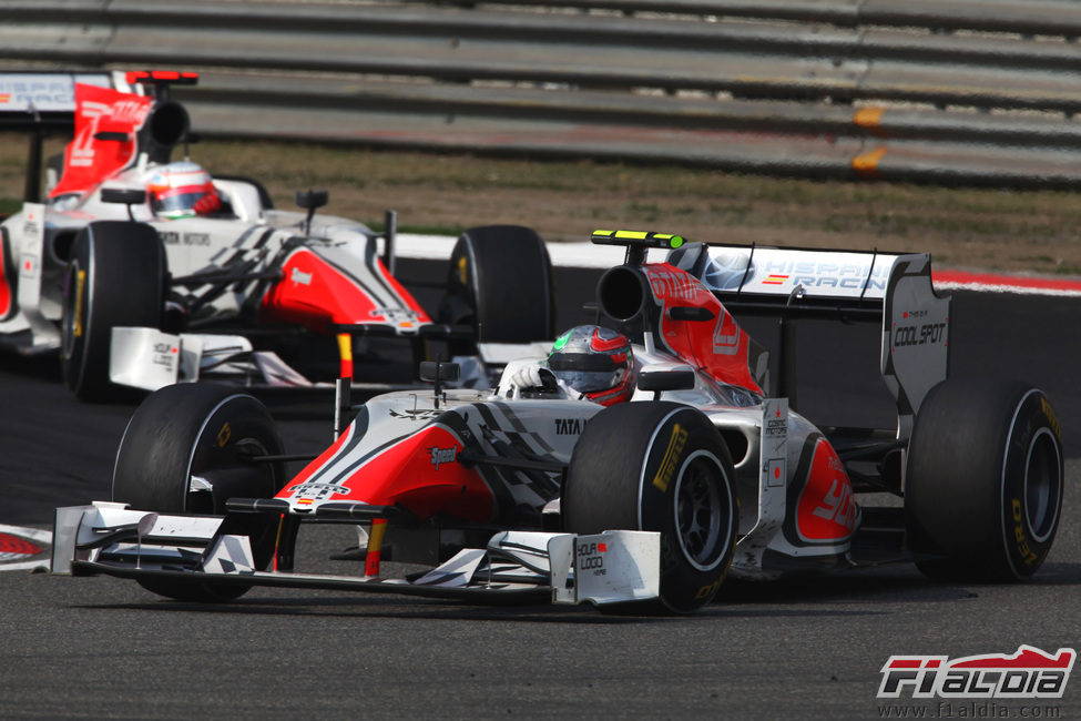 Liuzzi delante de Karthikeyan en el GP de China 2011