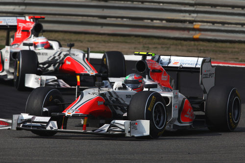 Liuzzi delante de Karthikeyan en el GP de China 2011