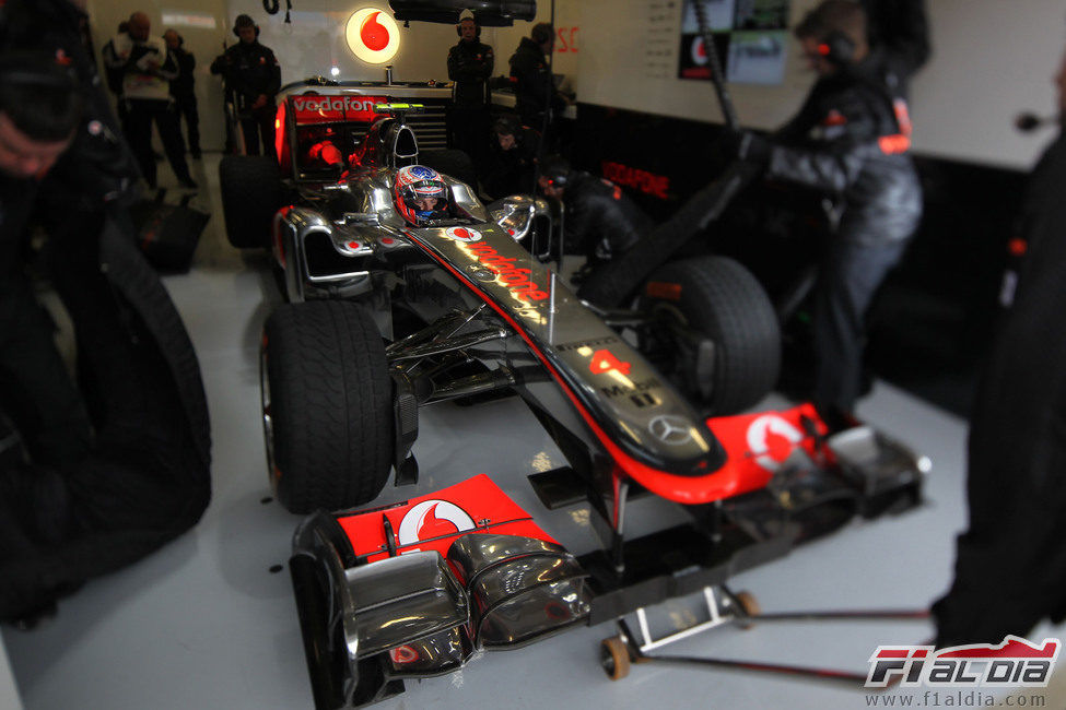 Jenson Button en su box de Turquía 2011