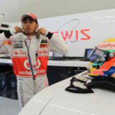 Lewis Hamilton se prepara en su box de Turquía 2011