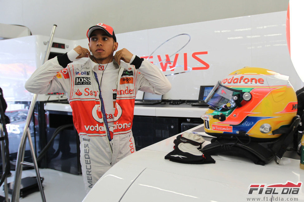 Lewis Hamilton se prepara en su box de Turquía 2011