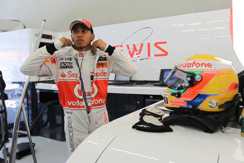 Lewis Hamilton se prepara en su box de Turquía 2011