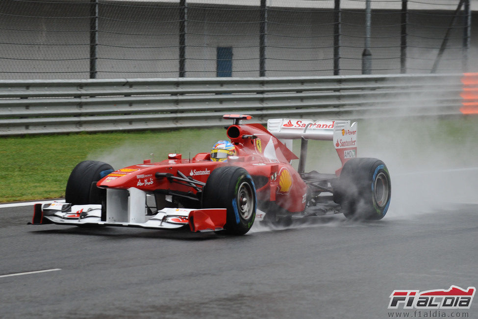 Alonso sobre la mojada pista de Turquía 2011