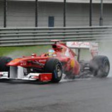 Alonso sobre la mojada pista de Turquía 2011