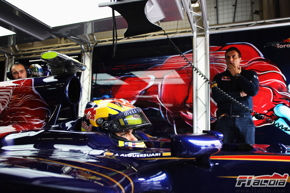 Alguersuari en el cockpit