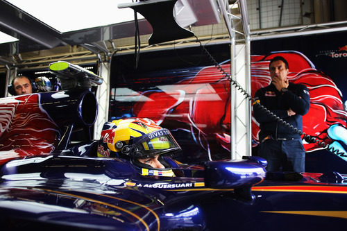 Alguersuari en el cockpit