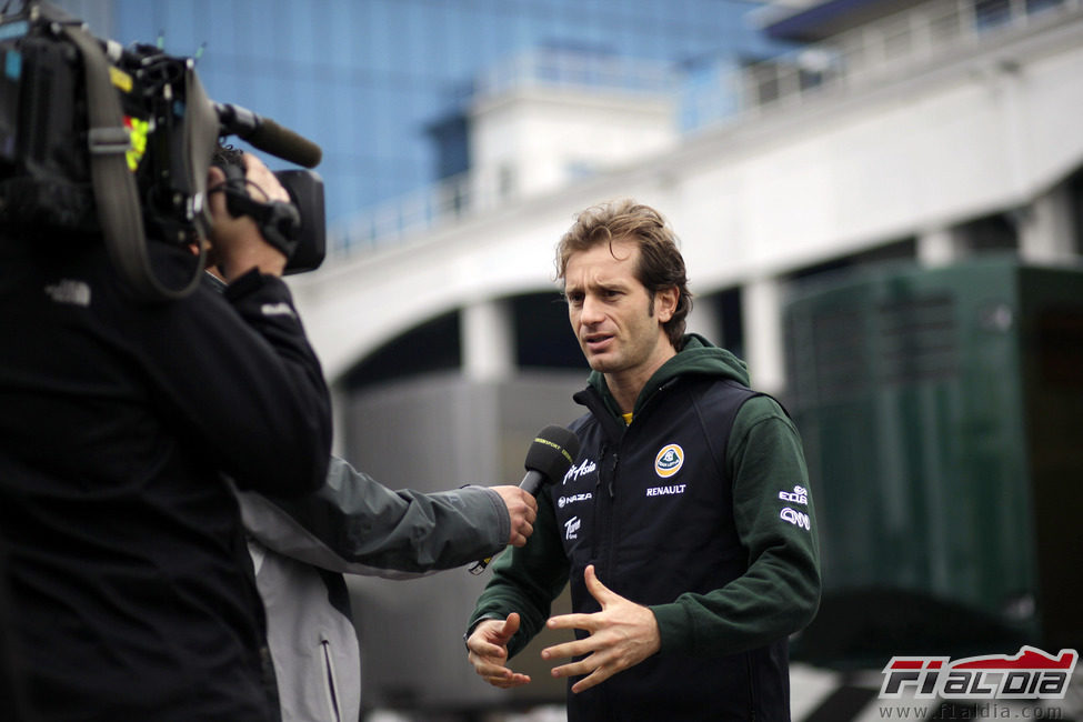 Jarno Trulli atiende a una entrevista en Turquía 2011