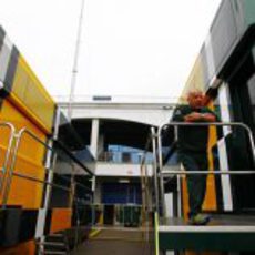 Mike Gascoyne en el Motorhome del Team Lotus