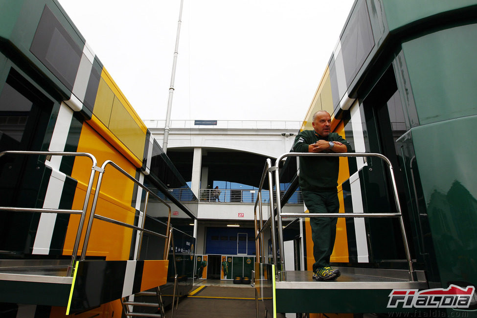 Mike Gascoyne en el Motorhome del Team Lotus