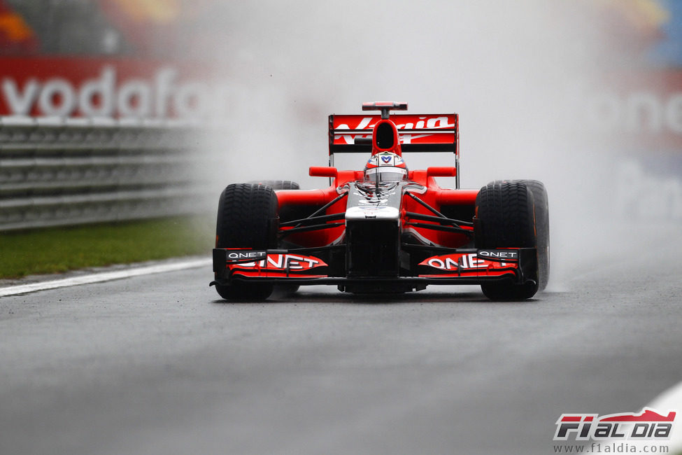 Timo Glock rueda durante los primeros libres del GP de Turquía 2011