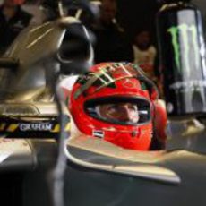 Schumacher, muy concentrado en su garaje durante los libres