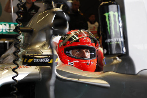 Schumacher, muy concentrado en su garaje durante los libres