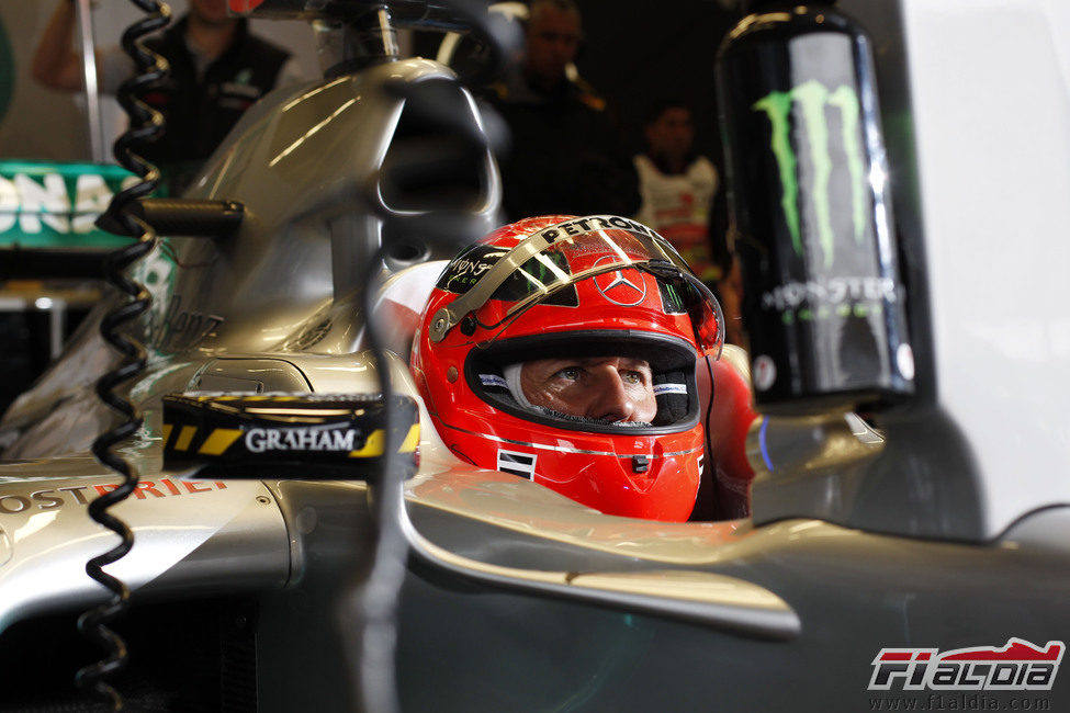 Schumacher, muy concentrado en su garaje durante los libres