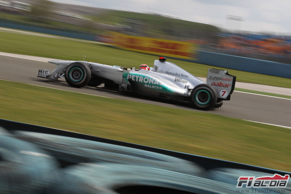 Schumacher rueda durante los segundos libres del GP de Turquía 2011