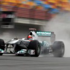 Schumacher levanta spray durante los primeros libres en Turquía 2011