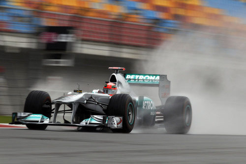 Schumacher levanta spray durante los primeros libres en Turquía 2011