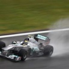 Rosberg pilota sobre la mojada pista de Istanbul Park