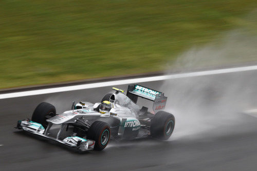 Rosberg pilota sobre la mojada pista de Istanbul Park