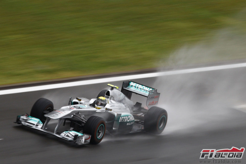 Rosberg pilota sobre la mojada pista de Istanbul Park