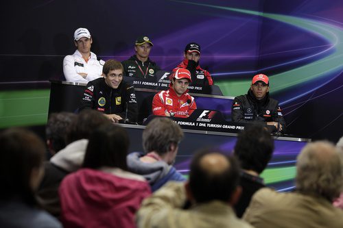 Los pilotos durante la rueda de prensa del jueves en Turquía 2011