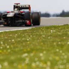 Nick Heidfeld rueda durante los segundos libres del GP de Turquía 2011