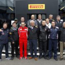 Los jefes de equipo junto al motorhome de Pirelli