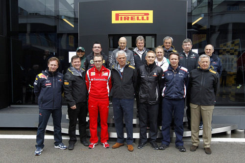 Los jefes de equipo junto al motorhome de Pirelli