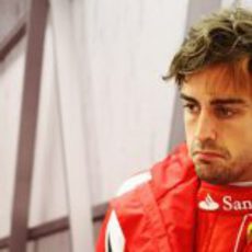 Fernando Alonso con cara de circunstancias en Turquía 2011