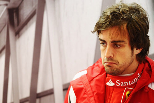 Fernando Alonso con cara de circunstancias en Turquía 2011