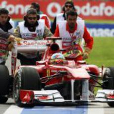 El Ferrari de Alonso se queda parado en el GP de Turquía 2011