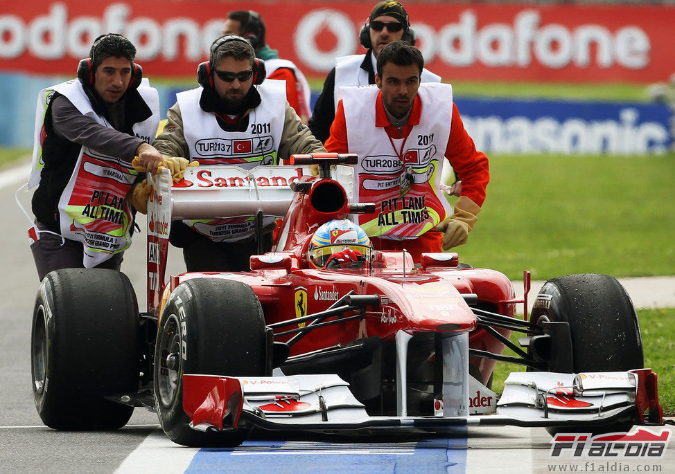 El Ferrari de Alonso se queda parado en el GP de Turquía 2011