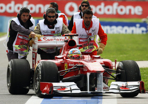 El Ferrari de Alonso se queda parado en el GP de Turquía 2011
