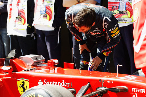 Webber espía a Ferrari en Turquía 2011