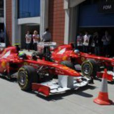 Los dos Ferrari tras la clasificación del GP de Turquía 2011