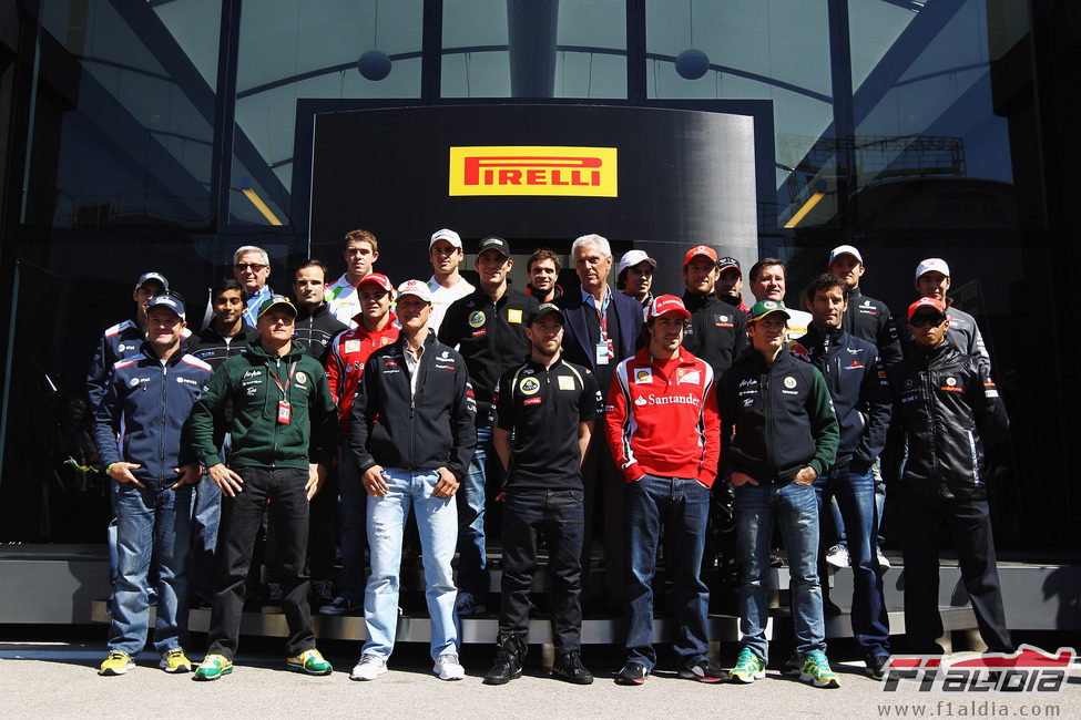 Los pilotos de 2011 frente al box de Pirelli