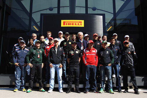 Los pilotos de 2011 frente al box de Pirelli