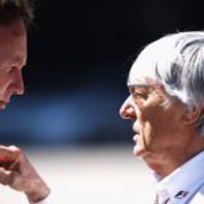 Bernie Ecclestone habla con Horner en el GP de Turquía 2011