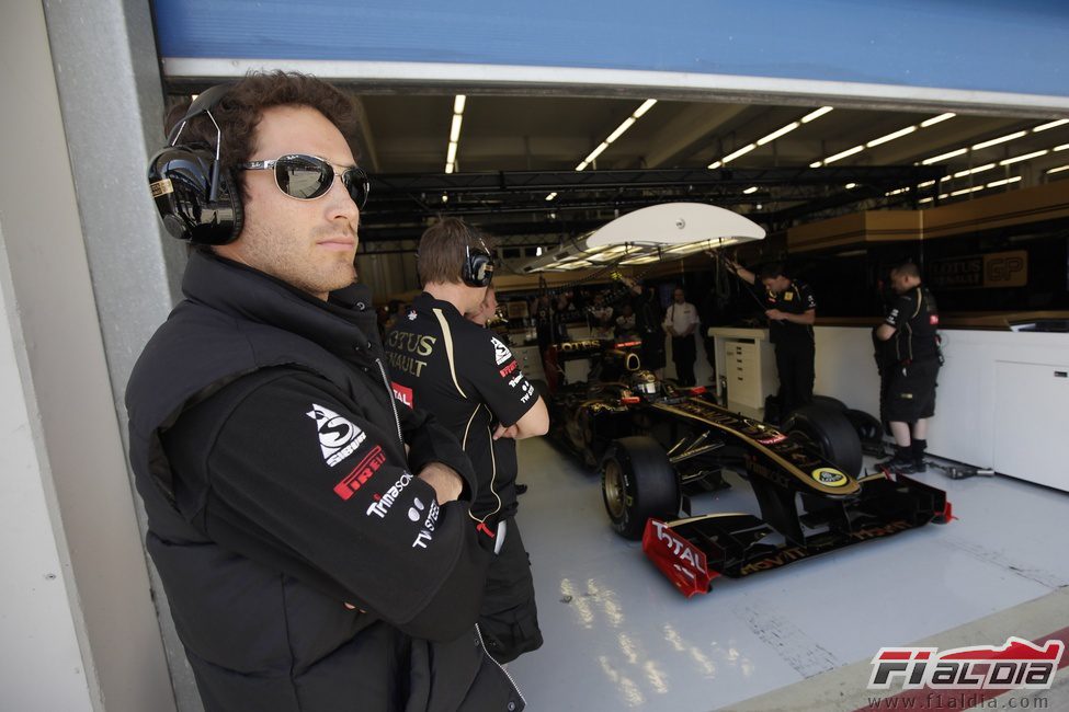 Bruno Senna junto al box de Nick Heidfeld en Turquía 2011