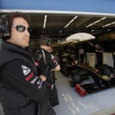 Bruno Senna junto al box de Nick Heidfeld en Turquía 2011