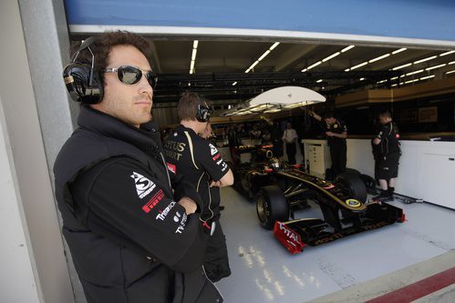 Bruno Senna junto al box de Nick Heidfeld en Turquía 2011