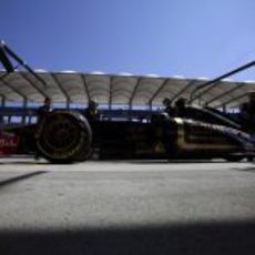 Heidfeld en boxes con los neumáticos blandos