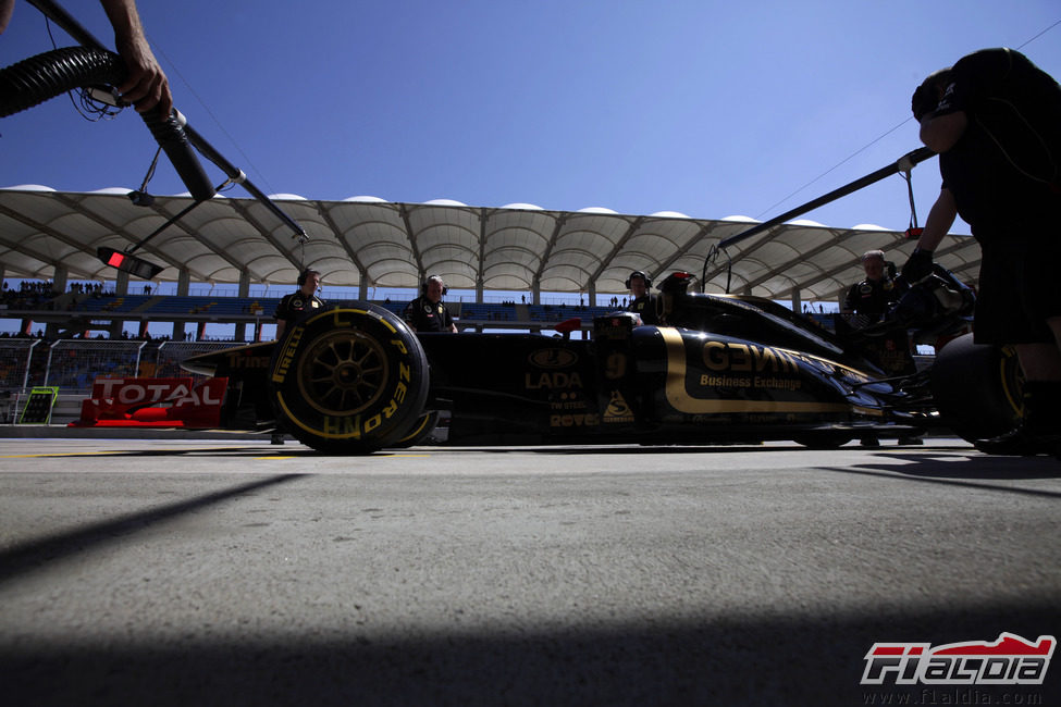 Heidfeld en boxes con los neumáticos blandos