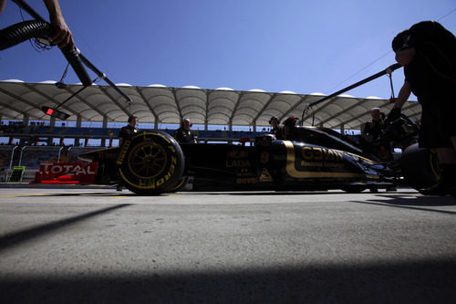 Heidfeld en boxes con los neumáticos blandos